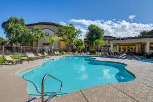 Pool Access, Private Patio and Grill Mesa Condo!