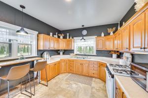 Shipshewana Guest House with Fire Pit!