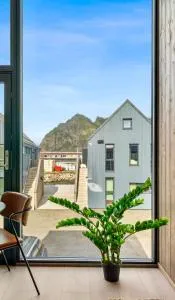 Modern with mountains and sea views in Henningsvær - 亨宁斯韦尔