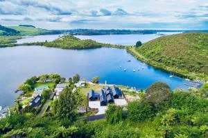 Lakefront Living - Lake Rotoiti Holiday Home - Mourea