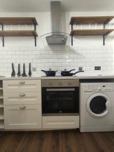 Free Parking 4 Beds Flat 15 min train to Victoria London Bridge St Paul Cathedral