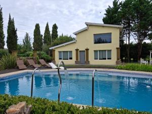 Casa linda con pileta y parque