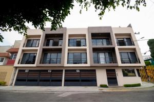 S08 MASTER SUITE Premium TEC CEM con Cocineta WiFi Balcón Parking Terraza