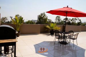 S01 SUITE KING SIZE Premium Frente al TEC CEM con Cocineta WiFi Balcón Parking Terraza