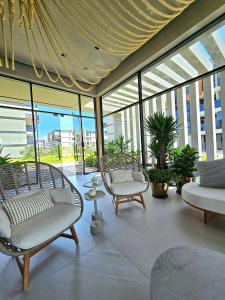 Sofisticação e Luxo à Beira-mar com Piscina Privativa no Cais Eco by HM