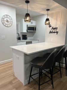 Newly Renovated Villa with King Bed and Amenities, 1 mile to Mohegan Sun