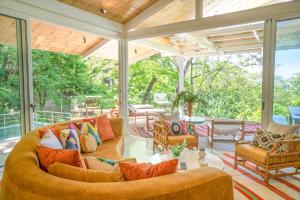 Casa AguasPoolYoga deckwalk to Surf Point