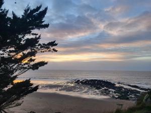 Maisons de vacances Maison renovee pres de la mer avec 2 piscines, parking et animaux acceptes - FR-1-364-174 : photos des chambres