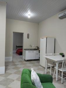 Em zona nobre espaço básico e funcional, privativo com 2 ambientes, sem fogão, com garagem