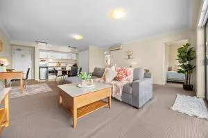 City Views & Resort-Style Living Pool Tennis & Parking - 珀斯