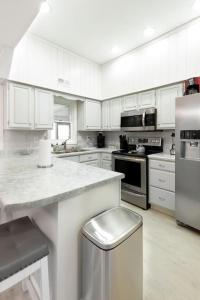 Serene Duplex Lakefront Retreat: sleeps up to 20