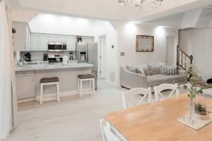 Serene Duplex Lakefront Retreat: sleeps up to 20