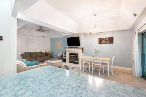 Serene Duplex Lakefront Retreat: sleeps up to 20