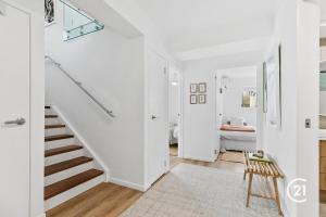 Sea Salt, Modern Apt with Views beside the Beach