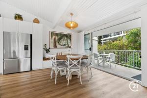 Sea Salt, Modern Apt with Views beside the Beach