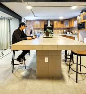 R02 Room at ITESM CEM Full Services, Shared-Kitchen, Smart TV, Parking, Balcony