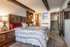 Canyon Slopeside Retreat