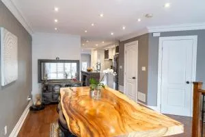 Beautiful 3BR House in the Heart of Greek Town - Toronto