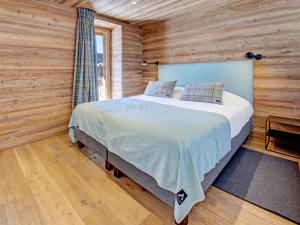 Chalet 5★, 15 pers, piscine intérieure, vue montagnes, 7 ch, terrasse, animaux acceptés - FR-1-304-299