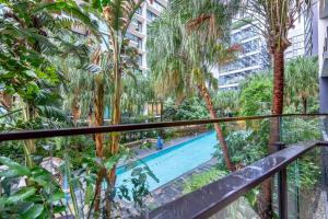 Pool View Urban Oasis 2Bed Apartment
