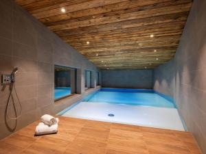 Chalet luxueux 5★, 15 pers, à 300 m des pistes, piscine intérieure, sauna, animaux admis - FR-1-304-300