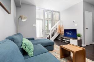 Two Story Loft w 2 beds close to Lakeshore