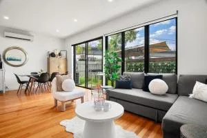 Paradise Getaway 3BR Apt in Clayton with Free Parking - Noble Park