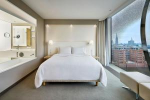 Deluxe, Guest room, 1 King, City view, partial harbour view  room in The Westin Hamburg