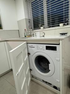 Serenity House, FREE parking, sleeps 6, plus Free stay for 2 children on sofa beds, near the beach restaurant and city centre, guests recommend it