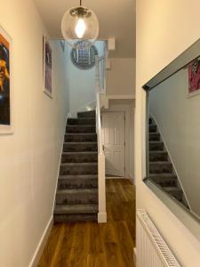 Serenity House, FREE parking, sleeps 6, plus Free stay for 2 children on sofa beds, near the beach restaurant and city centre, guests recommend it