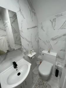 Serenity House, FREE parking, sleeps 6, plus Free stay for 2 children on sofa beds, near the beach restaurant and city centre, guests recommend it