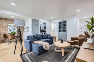 Your Airy King Suite Getaway - Sleeps 4 - Pool, Prkg