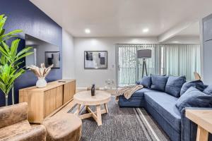 Your Airy King Suite Getaway - Sleeps 4 - Pool, Prkg