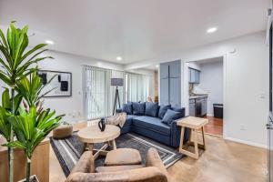 Your Airy King Suite Getaway - Sleeps 4 - Pool, Prkg