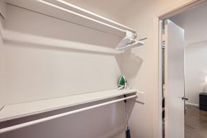 Your Airy King Suite Getaway - Sleeps 4 - Pool, Prkg