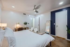 Your Airy King Suite Getaway - Sleeps 4 - Pool, Prkg