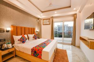 FabHotel Tree House - Nr Yashobhoomi Convention Centre