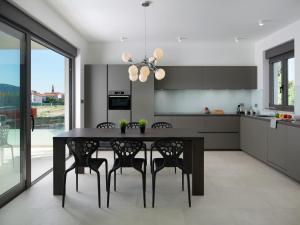 Luxury apartment with private pool, 100 m from the beach and close to Pula