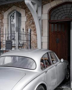 Appartements Les Suites 7 Anges - Parking, Vue Cathedrale & Centre Historique Reims : Three-Bedroom Suite CHAGALL with Terrace & Jacuzzi