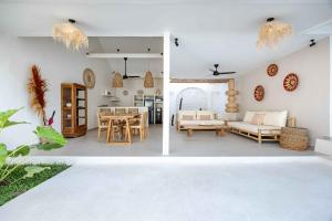 Casa Kokoon - NEW Bright & Quiet 2BR Mertanadi Seminyak with Private Pool and Parking