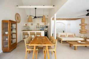 Casa Kokoon - NEW Bright & Quiet 2BR Mertanadi Seminyak with Private Pool and Parking