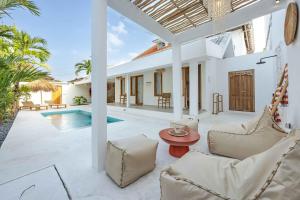 Casa Kokoon - NEW Bright & Quiet 2BR Mertanadi Seminyak with Private Pool and Parking