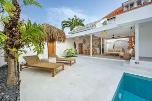 Casa Kokoon - NEW Bright & Quiet 2BR Mertanadi Seminyak with Private Pool and Parking
