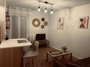 Appartements Appartement moderne Wifi Fibre et Parking prive gratuit avec balcon et ascenseur : photos des chambres
