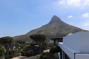 Paradise in Camps Bay, Luxury Villa with Pool and Views