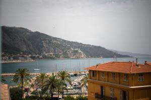 Le Saint Michel,dernier étage, vieux Menton, zone piétonne