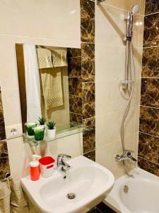 Adorable Sunny Apartment with Free Pool and Mall Access