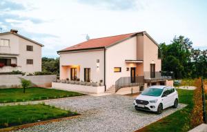 Beautiful Casa Vitale with pool in Tinjan