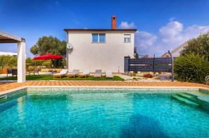 Villa Sunshine - Private Heated Pool & Sport Fields