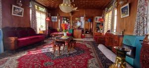Houseboat sheikh palace